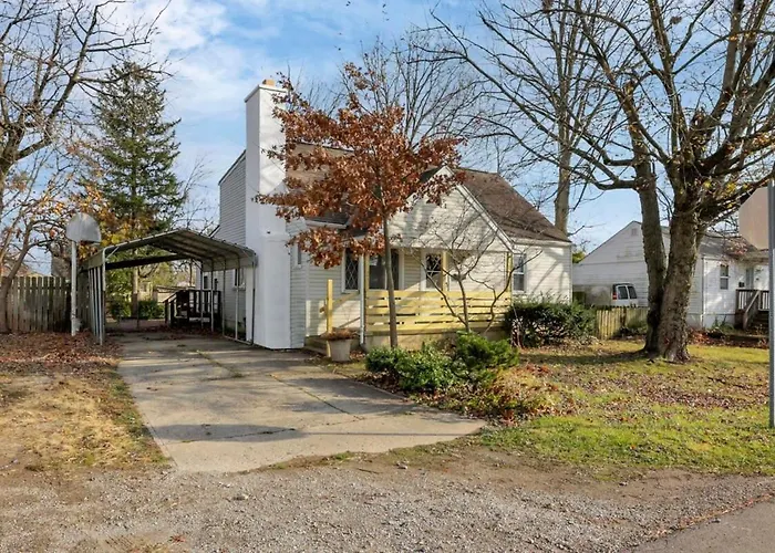 Housepitality - West Side Lodge - 6 Bedroom 2 Ba