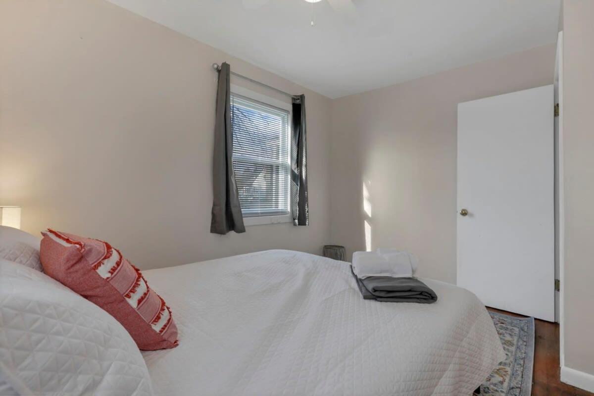 Housepitality - West Side - 6 Bedroom 2 Ba *