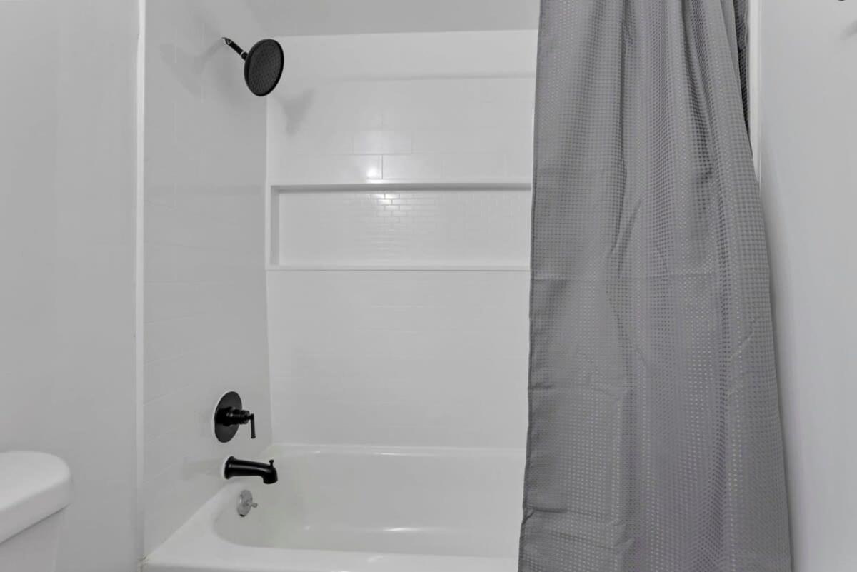 Housepitality - West Side - 6 Bedroom 2 Ba